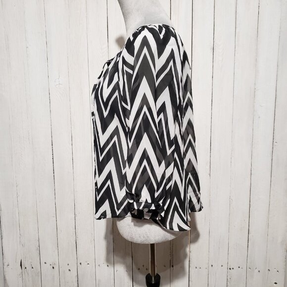 NEW Bongo S Juniors Black White Sheer Chevron Peasant Boho Top Blouse Tie Neck - Picture 3 of 6